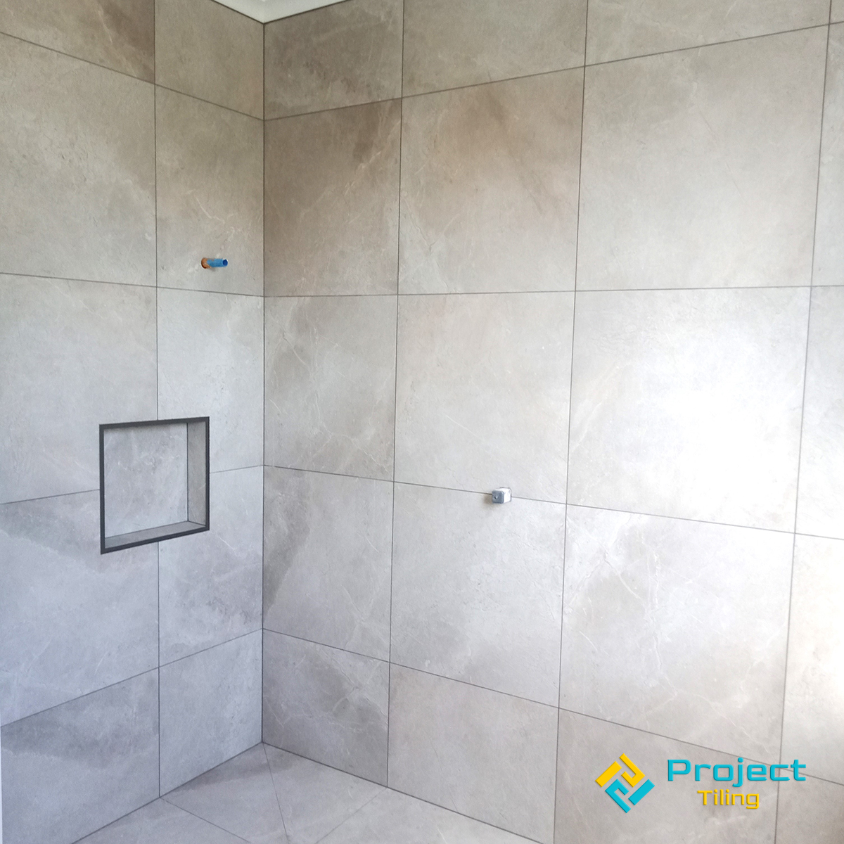 varying shades of beige and uneven staining
create a limestone look